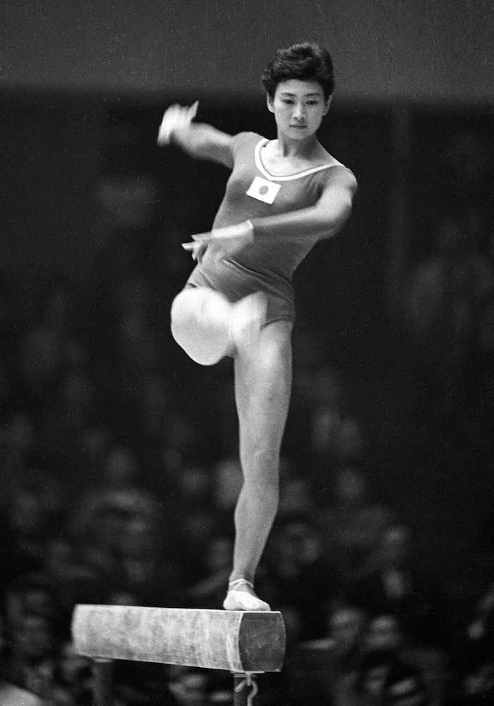 1964年、東京五輪で平均台の演技をする小野清子さん
