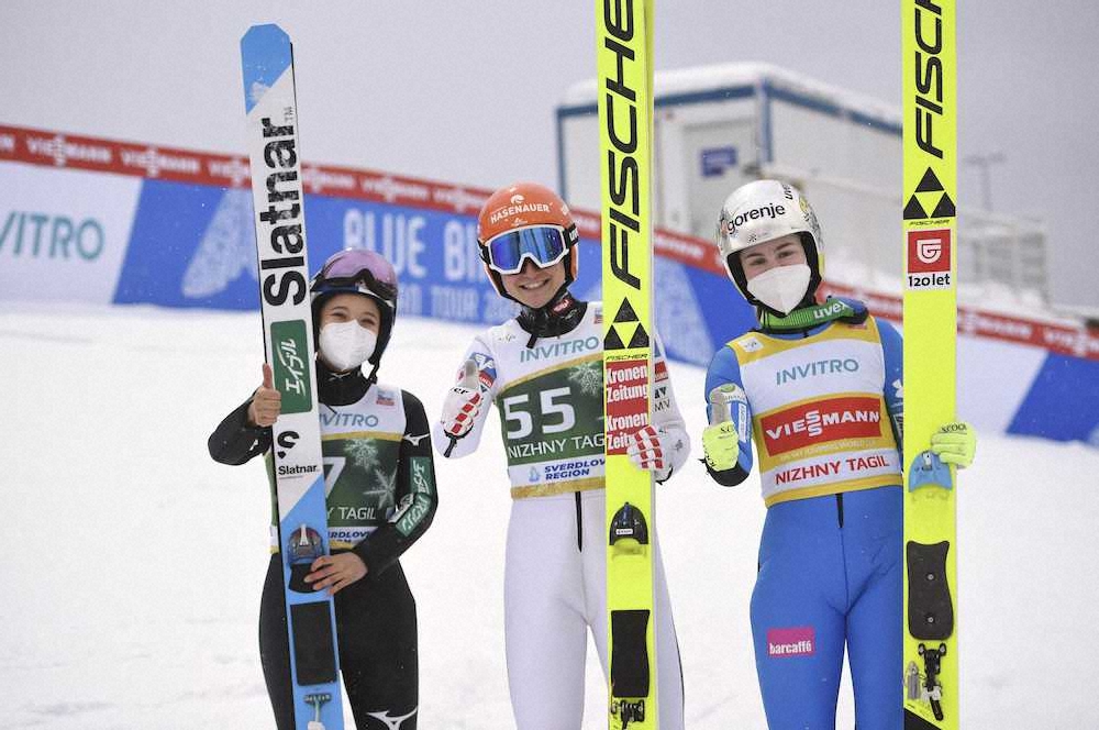 スキーW杯ジャンプ女子で2位に入り、笑顔を見せる高梨沙羅（左）（共同）
