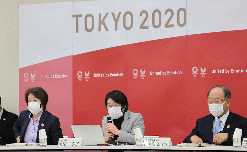 オリンピック憲章とジェンダー平等に関する講演をする來田享子理事（中央）。左は東京五輪・パラリンピック大会組織委員会の橋本聖子会長（代表撮影）