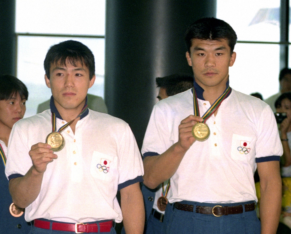バルセロナ五輪の男子柔道で金メダルを獲得した71キロ級・古賀稔彦（左）と78キロ級・吉田秀彦がメダルを披露する