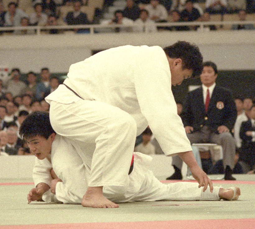 1990年4月、全日本柔道選手権決勝で、130キロの小川直也（上）と対戦した古賀稔彦さん