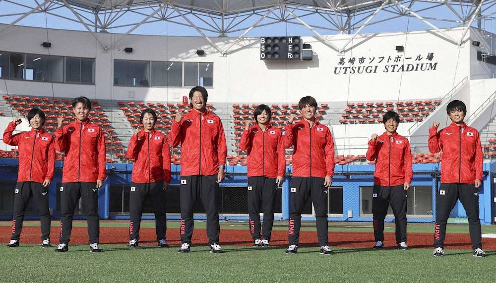 ソフトボールの東京五輪代表に選ばれた（左から）原田、内藤、森、上野、我妻、藤田、山本、市口