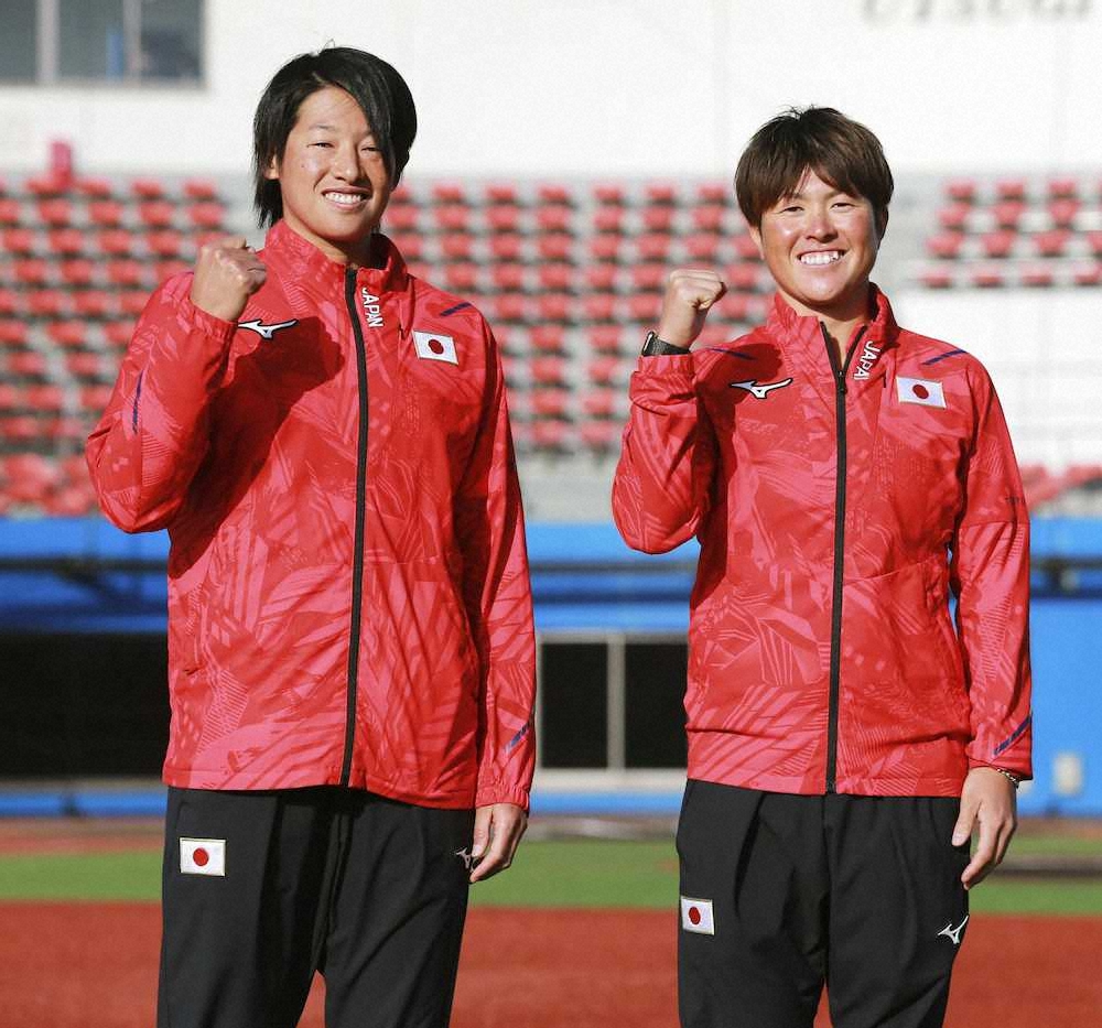 ソフトボールの東京五輪代表に選ばれ、ポーズをとる上野由岐子（左）と藤田倭
