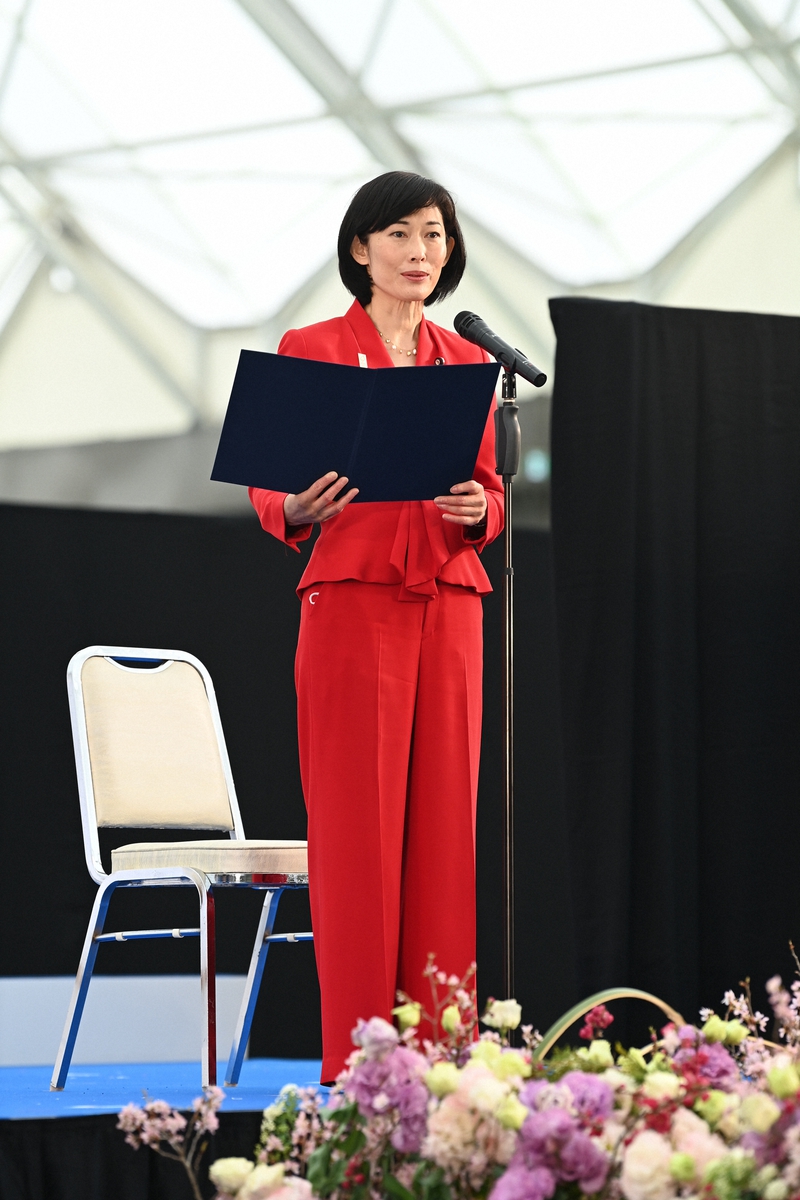 丸川五輪相は真っ赤な衣装で聖火リレーの出発式に出席「日の丸の赤」