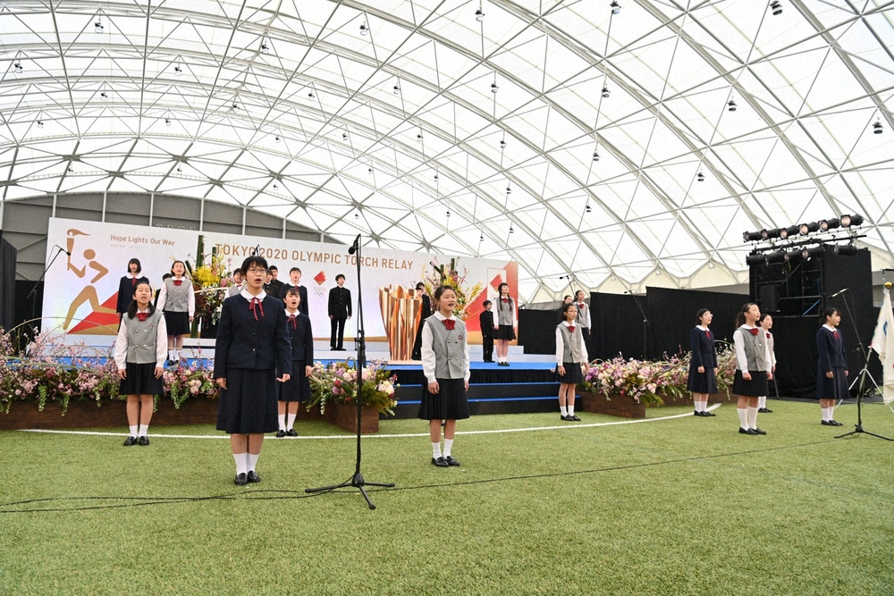 福島・郡山市の小中学校の子どもたちによる「花は咲く」の合唱