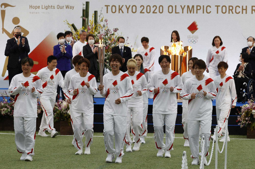 聖火のトーチを掲げスタートする2011年サッカー女子W杯で優勝した「なでしこジャパン」のメンバー