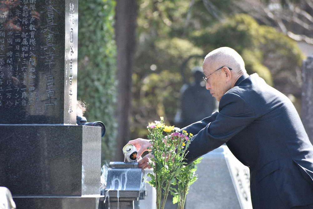 聖火リレー前に円谷幸吉さんのお墓参りに訪れ、恒例のビールかけを行った君原健二さん　（撮影・小田切　葉月）