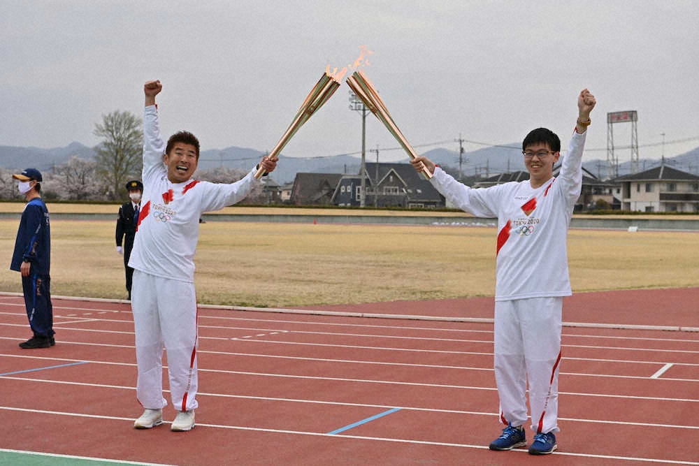 ＜東京五輪聖火リレー＞栃木県でスタートした聖火リレーで、第1走者になった勝俣州和（左）がトーチキスをする