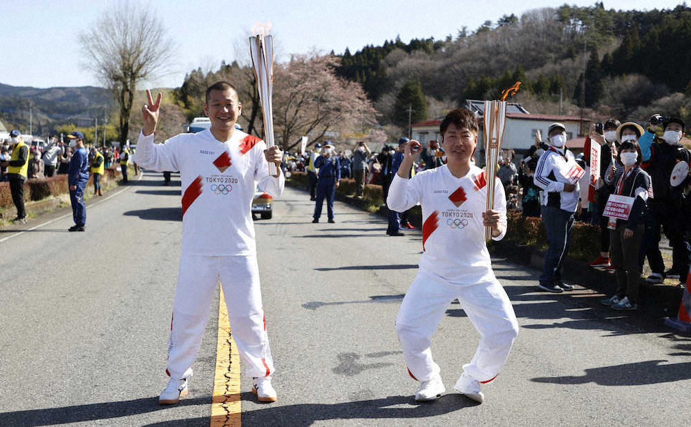 栃木県で聖火リレーの走者を務めたU字工事の益子卓郎（左）と福田薫