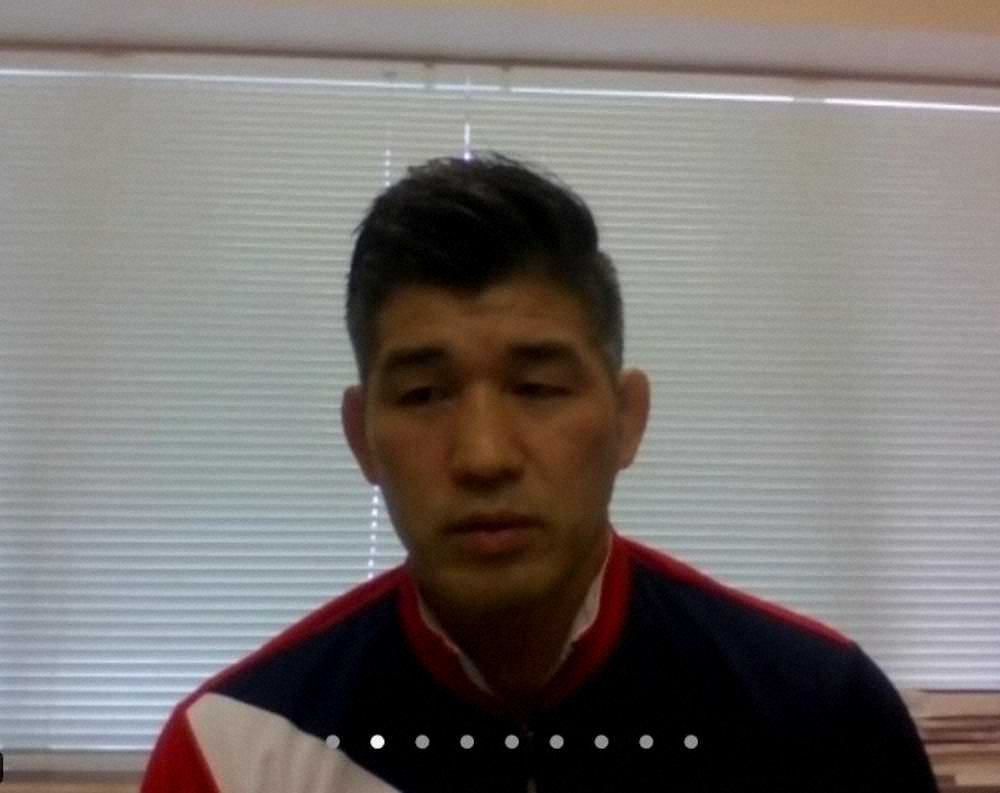 オンラインで取材に応じる柔道男子日本代表の井上康生監督
