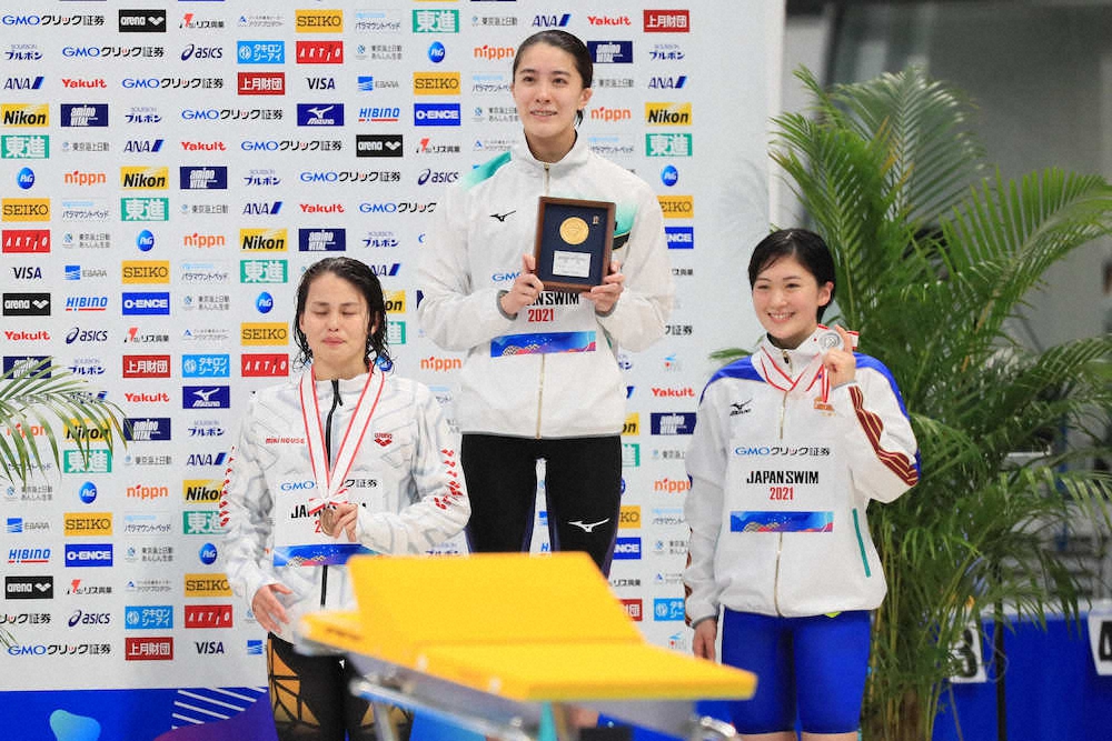 ＜第97回日本選手権水泳競技大会　初日＞女子400メートル個人メドレー表彰、メダルを手にする（左から）清水、大橋、谷川（撮影・会津　智海）