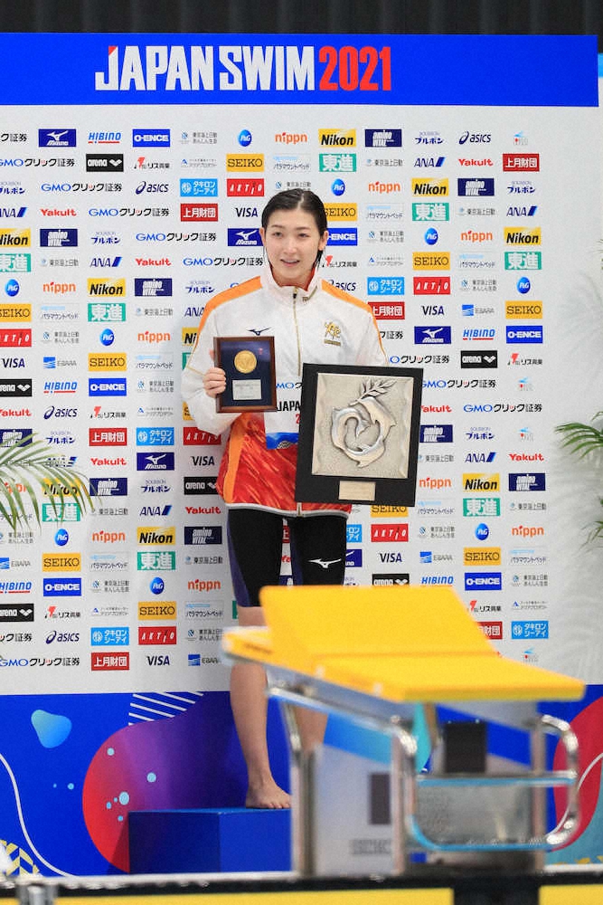 女子100メートルバタフライ表彰、表彰台でメダルを手にする池江（撮影・会津　智海）