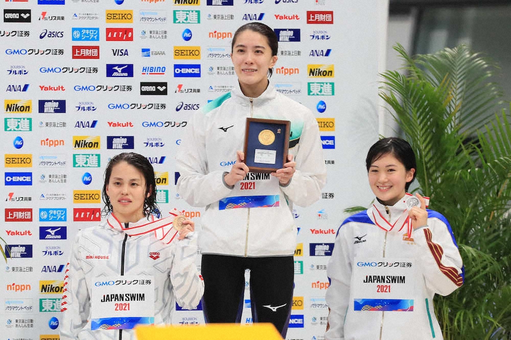 女子400メートル個人メドレー表彰、メダルを手にする（左から）清水、大橋、谷川（撮影・会津　智海）