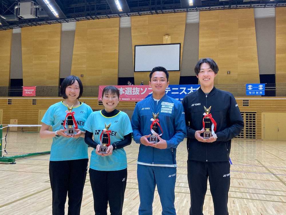 （左から）女子ダブルス優勝の徳川愛実、黒木瑠璃華、男子ダブルス優勝の船水颯人、上松俊貴
