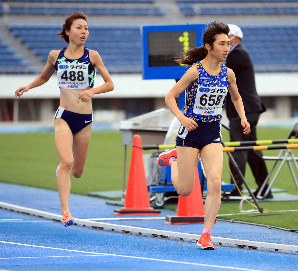 東京陸連ミドルディスタンス・チャレンジの女子1500m3組、ラスト1周で、2位・卜部蘭（左）を突き放し1位でゴールする田中希実（撮影・久冨木　修）
