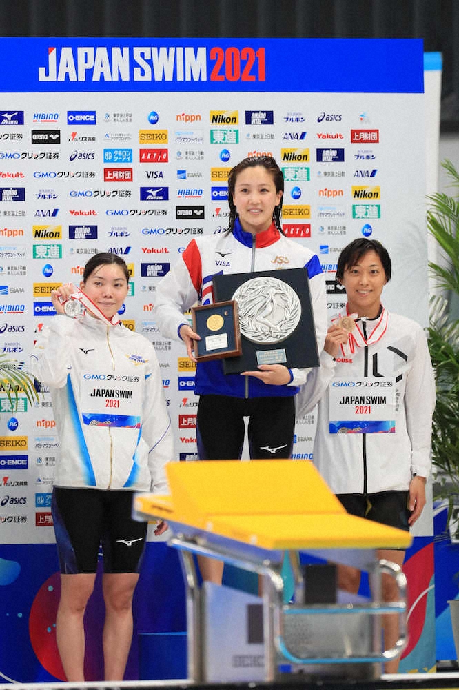 女子100メートル平泳ぎ決勝を制し、笑顔の渡部（中）。左は2位の青木、右は3位の鈴木（撮影・会津　智海）