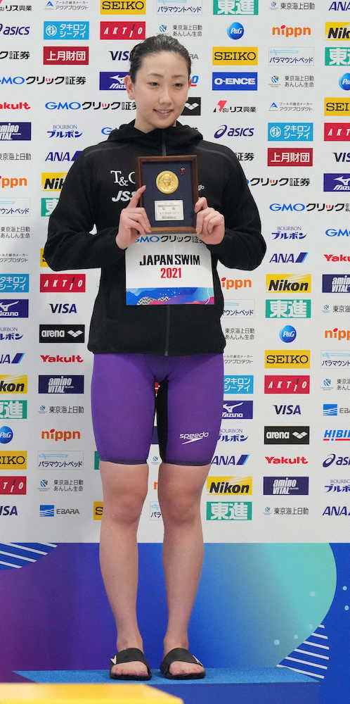 競泳日本選手権女子200メートル自由形決勝　表彰台で笑顔を見せる優勝の五十嵐