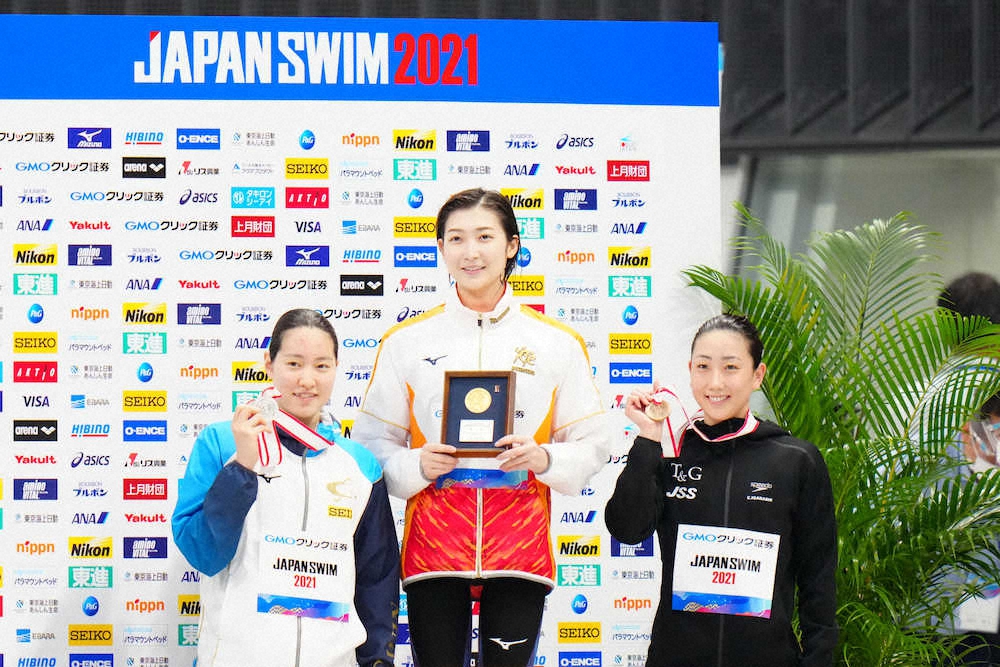 ＜第97回日本選手権水泳競技大会　第6日＞女子100メートル自由形決勝、メダルを手にする（左から）酒井、池江、五十嵐（撮影・会津　智海）