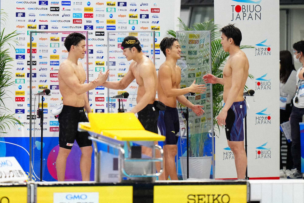 競泳日本選手権男子100メートル自由形決勝、レースを終えインタビューに答え引き揚げる（左から）難波、中村、関、松元（撮影・会津　智海）