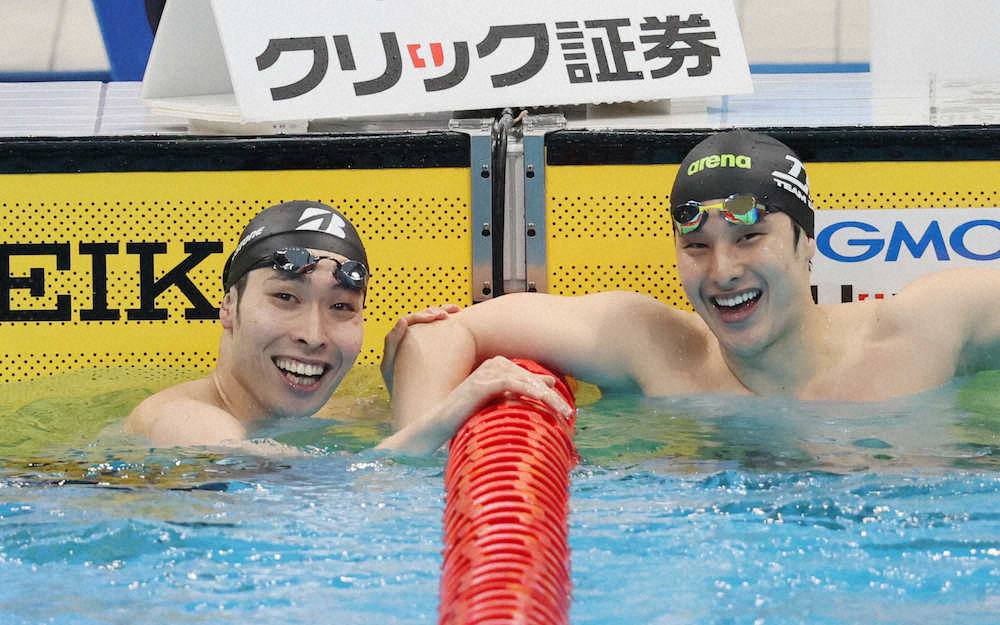 　競泳日本選手権男子200メートル個人メドレー決勝を終えて笑顔を見せる優勝の瀬戸大也（右）と2位の萩野公介