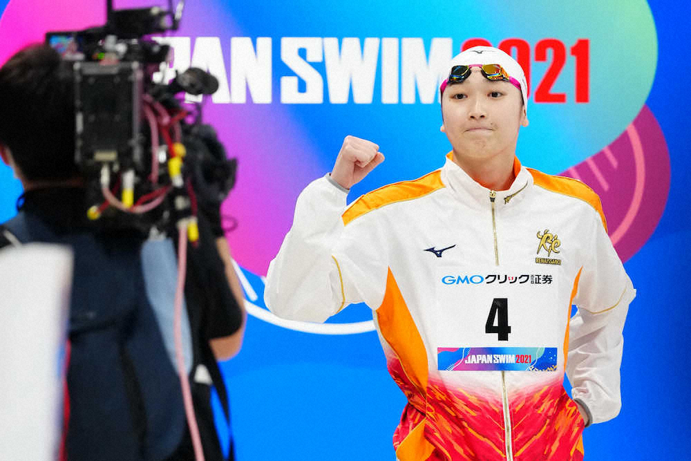 競泳日本選手権女子50メートル自由形決勝、ガッツポーズで入場する池江（撮影・会津　智海）
