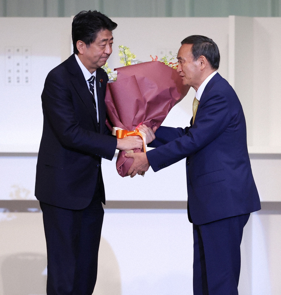 安倍晋三前首相（左）と菅義偉首相