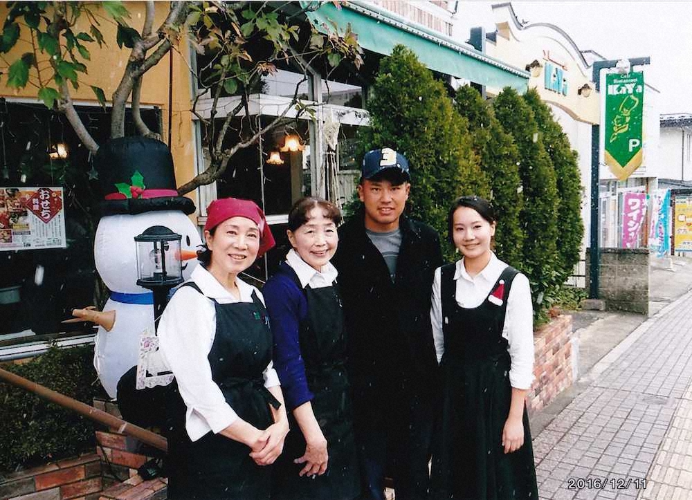 松山が東北福祉大時代から行きつけの仙台市内の「レストランKAYA」のスタッフらと撮影した記念写真
