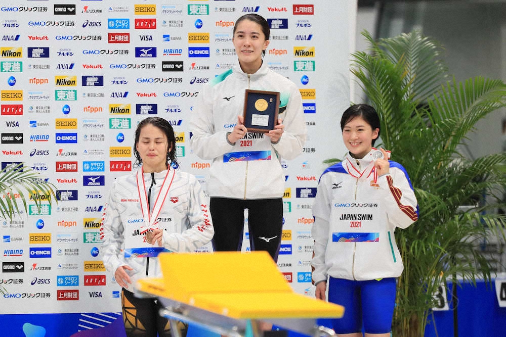 第97回日本選手権水泳競技大会の女子400メートル個人メドレー表彰、メダルを手にする（左から）清水、大橋、谷川（撮影・会津　智海）