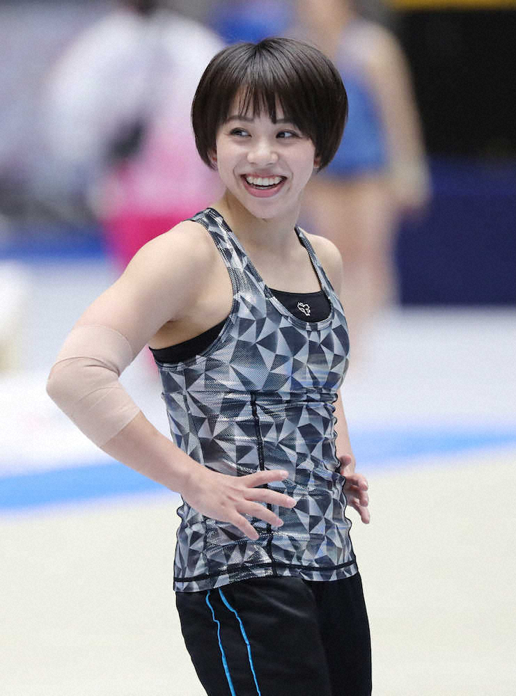 全日本体操個人総合選手権の女子予選を翌日に控え、練習で笑顔を見せる村上茉愛（代表撮影）