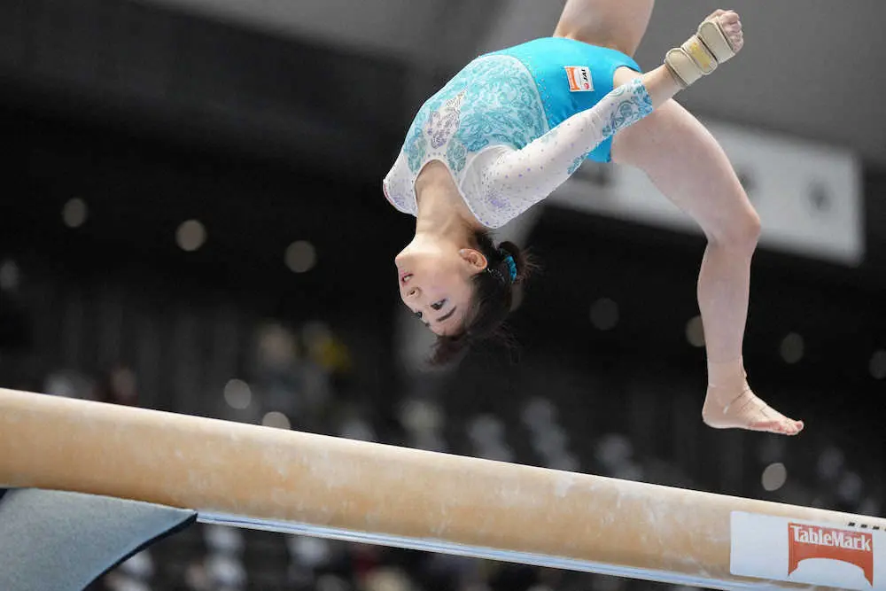 全日本体操個人総合選手権女子予選　平均台で演技する寺本