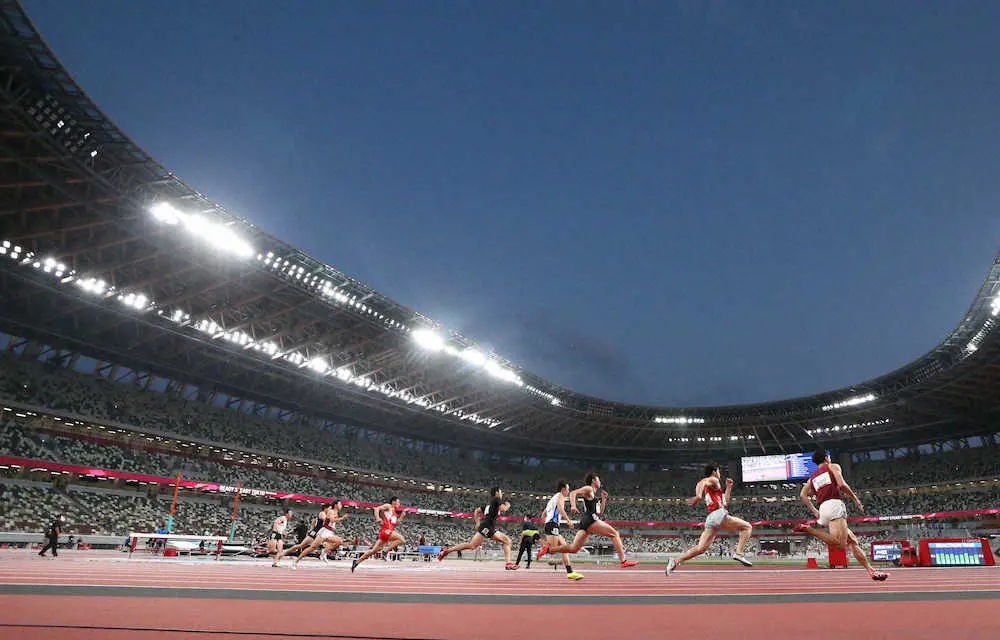男子200メートル決勝、国立競技場を疾走する選手たち（撮影・小海途　良幹）