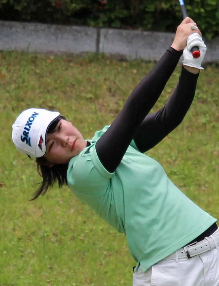 九州女子アマゴルフ最終日。逆転で初優勝を決めた桜井のショット