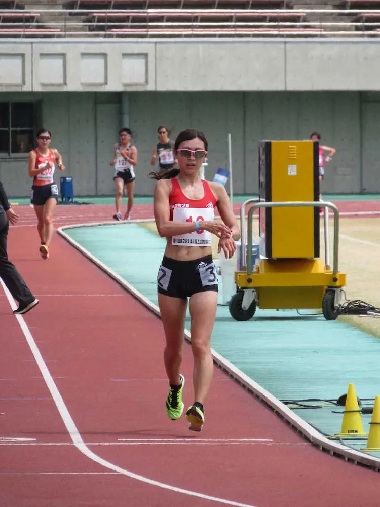 女子5000メートル競歩で優勝した岡田久美子