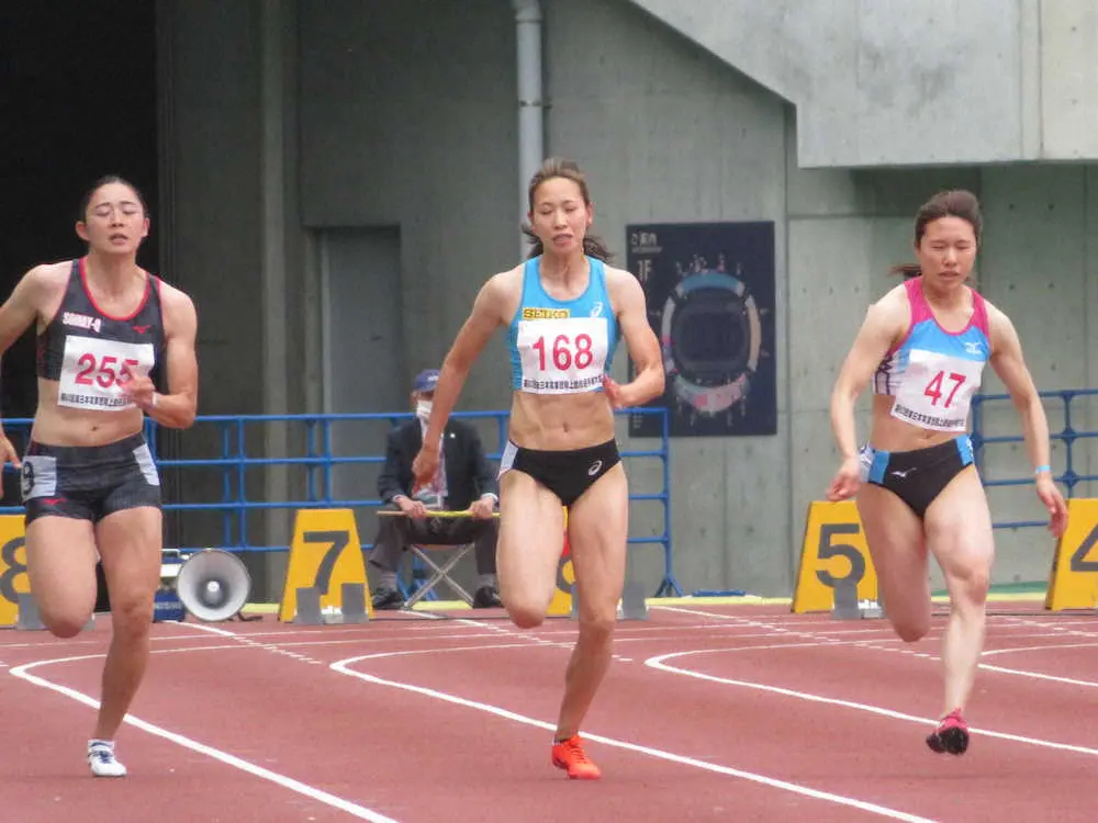 女子100メートル決勝で12秒33で5位に入った福島千里（中央）