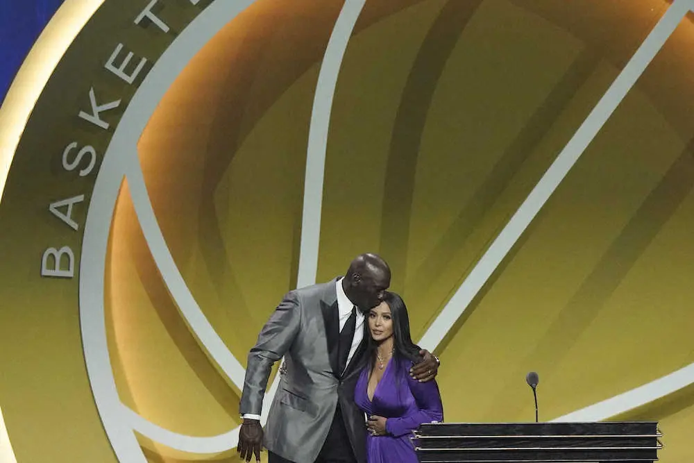 NBA殿堂入り式典が1年遅れで開催　故ブライアント氏のバネッサ夫人がスピーチ