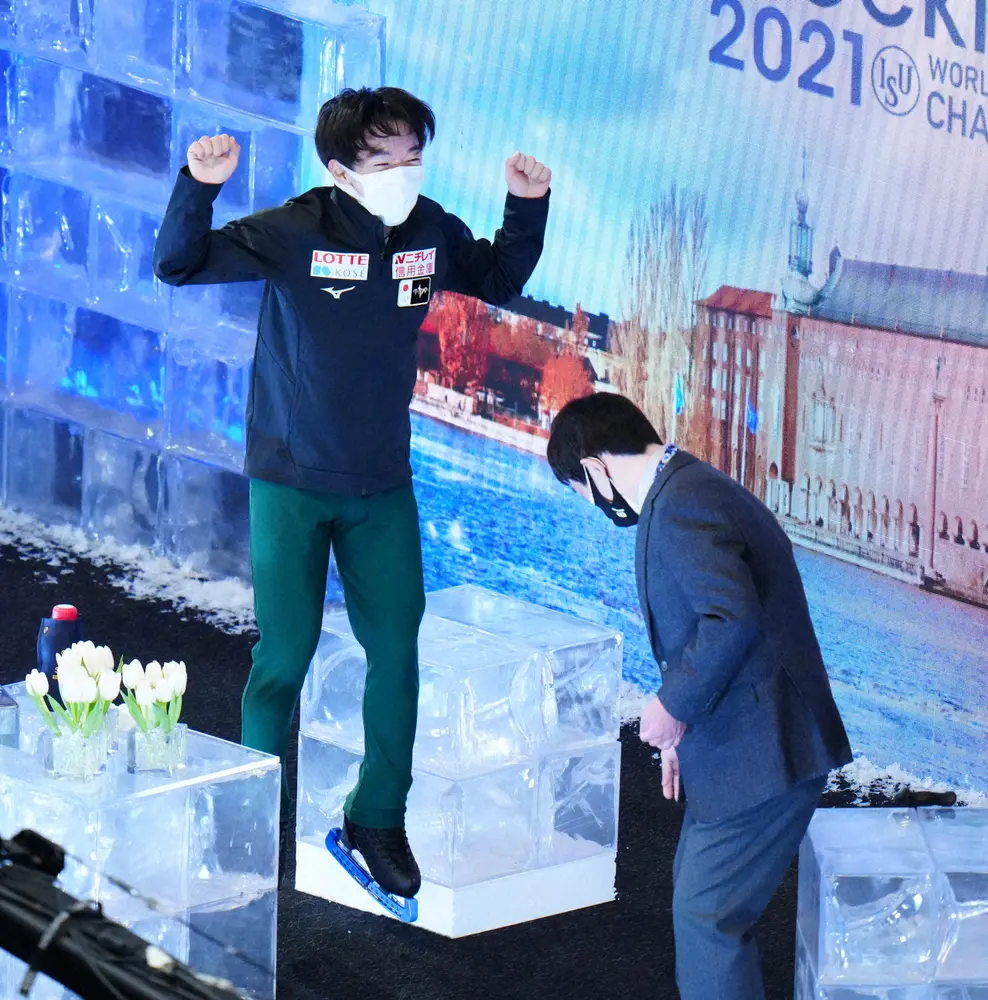 「世界フィギュアスケート選手権大会2021」フリーで得点を確認し飛び上がって喜ぶ鍵山優真。右は父・正和コーチ。（撮影・小海途　良幹）