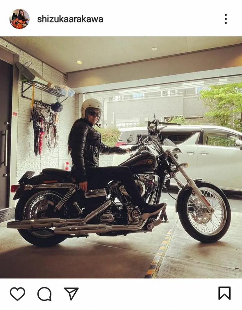 【画像・写真】荒川静香さん　黒ジャン、サングラスで大型バイクにまたがる姿に反響　「カッコ良すぎです」「惚れる」