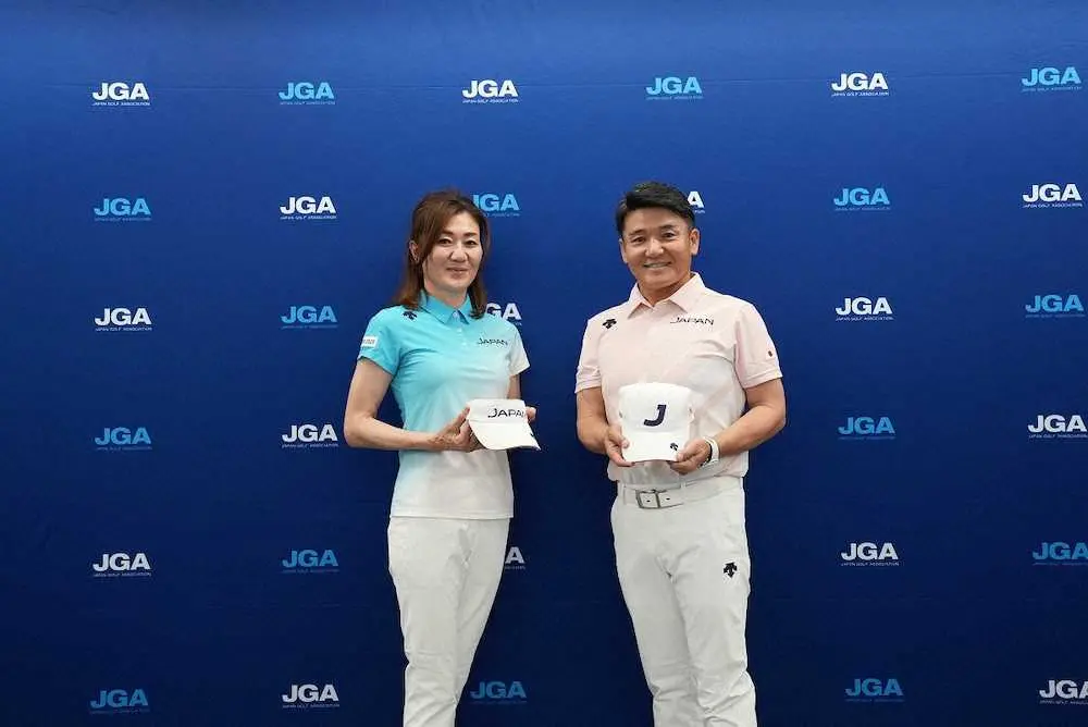 日本代表ユニホームを着用した丸山茂樹ヘッドコーチ（右）と服部道子女子コーチ　提供:JGA（日本ゴルフ協会）