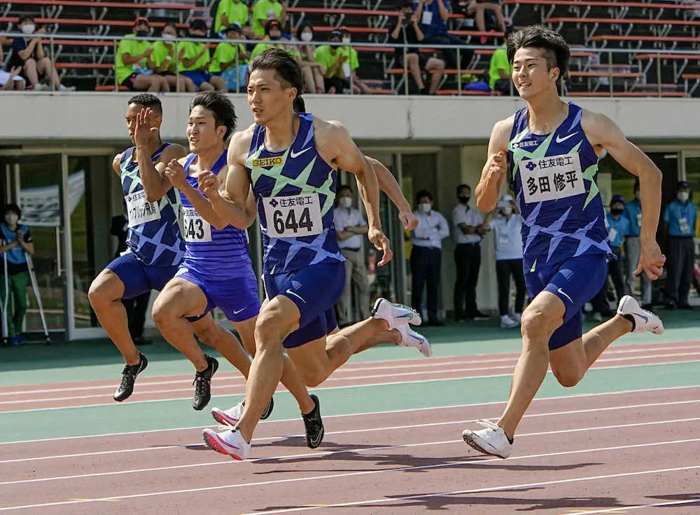 男子100メートル決勝、9秒95の日本新記録をマークして優勝した山県亮太（右から2人目）。右端は東京五輪参加標準記録を突破する10秒01で2位の多田修平