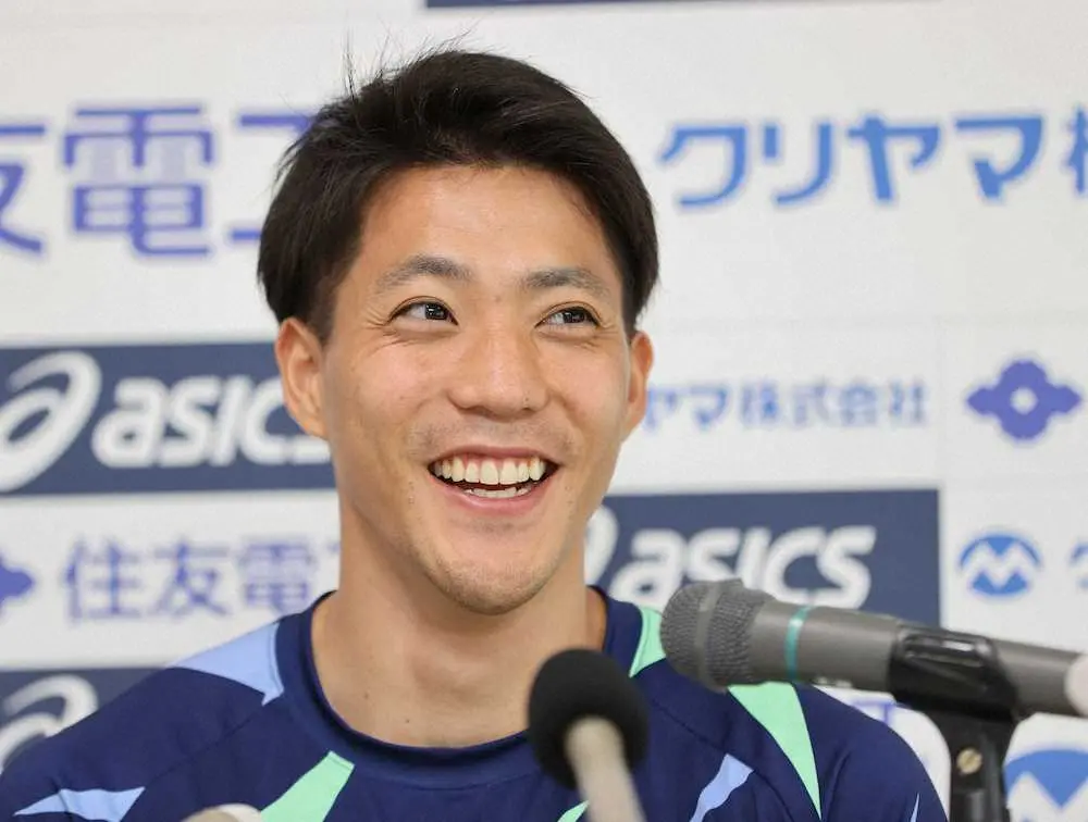 男子100メートル決勝で9秒95の日本新記録を出し、笑顔で記者会見する山県亮太