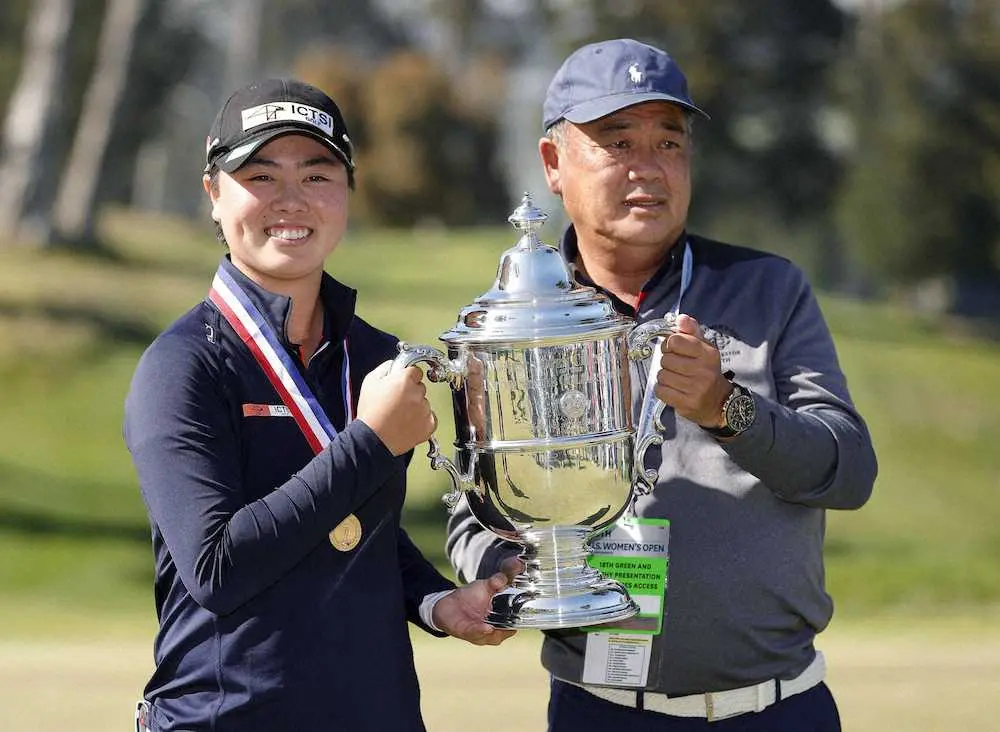 ゴルフの全米女子オープン選手権でメジャー初優勝を果たし、父の正和さん（右）とトロフィーを手に笑顔を見せる笹生優花