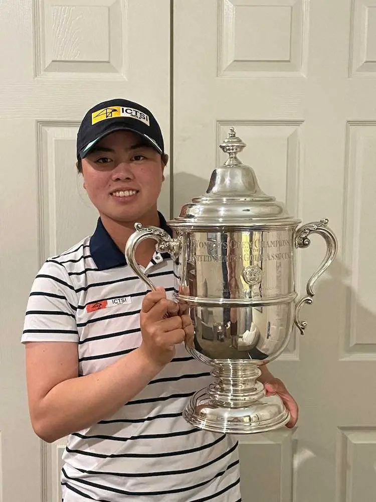 全米女子オープン優勝トロフィーを手に笑顔を見せる笹生（C）日本女子プロゴルフ協会