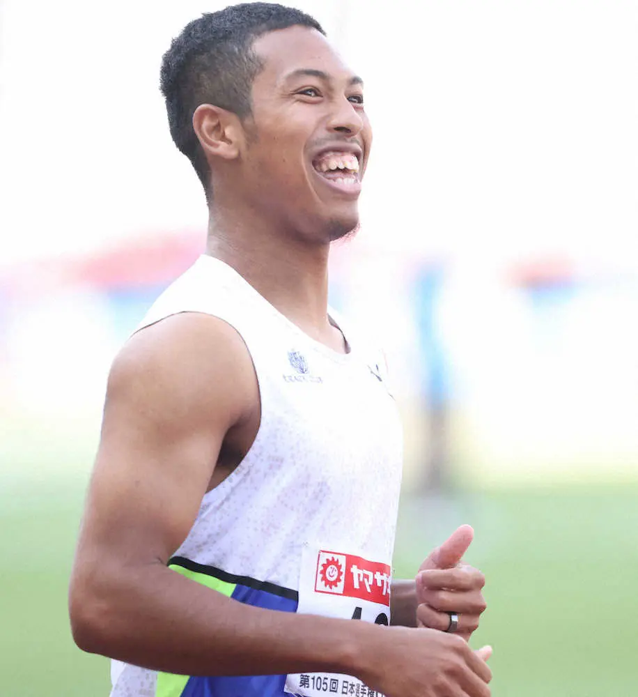 ＜陸上日本選手権＞男子100メートル予選、10秒29で6組1着となり準決勝進出を決めて笑顔のサニブラウン（撮影・北條　貴史）