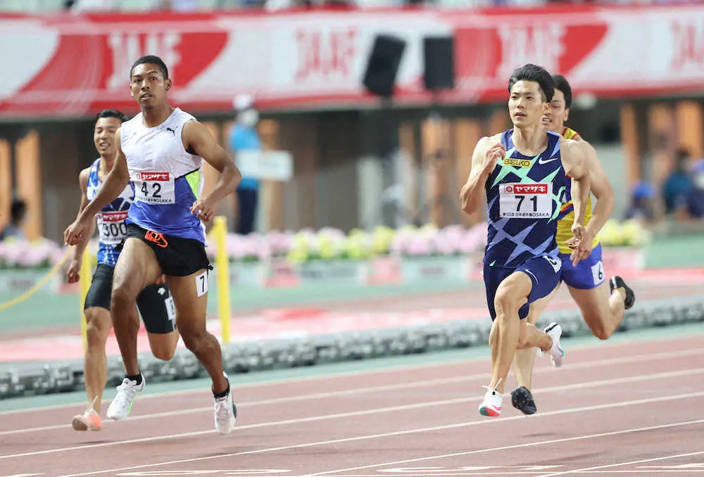 ＜陸上日本選手権＞男子100メートル準決勝　1着で決勝進出を決めた山県亮太。左は3着のサニブラウン（撮影・北條　貴史）