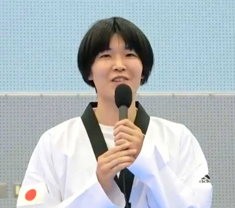 東京五輪・パラリンピックのテコンドー代表の壮行会で抱負を述べる女子57キロ級の浜田真由（全日本テコンドー協会提供）