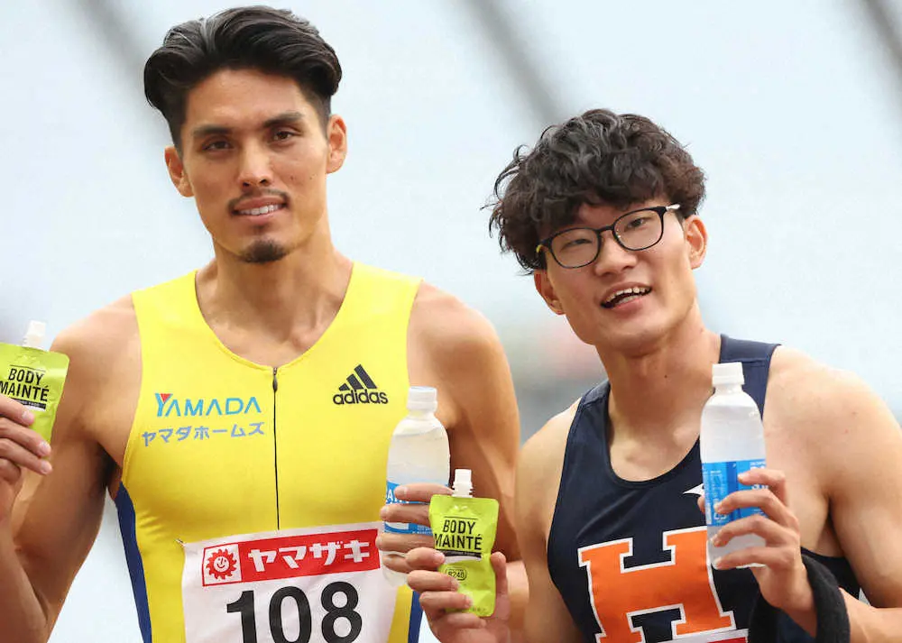 男子400メートル障害で五輪出場が内定し笑顔の安部孝駿（左）と黒川和樹（撮影・北條　貴史）