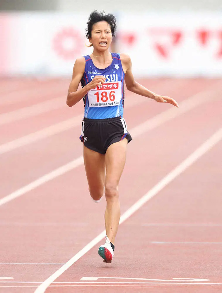 ＜陸上日本選手権＞女子5000メートル決勝　2位でゴールする新谷仁美（撮影・北條　貴史）