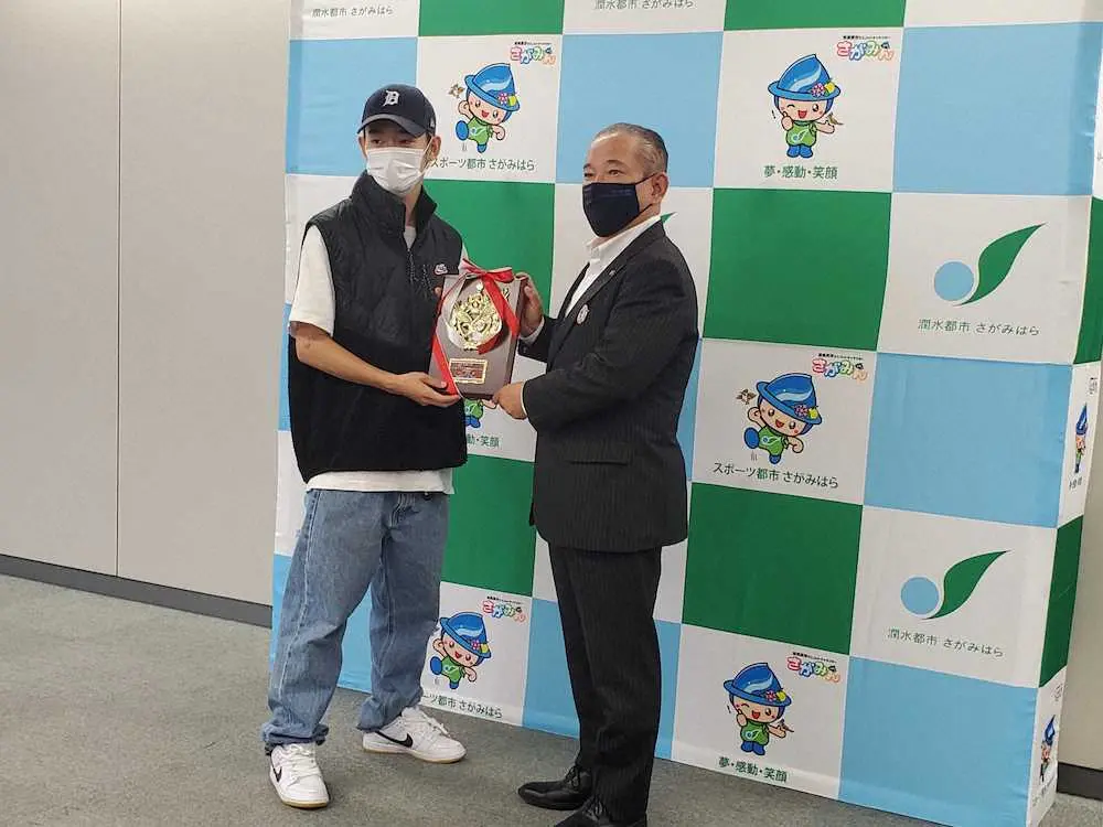 東京五輪代表を決め、相模原市長を訪問した白井空良（左）