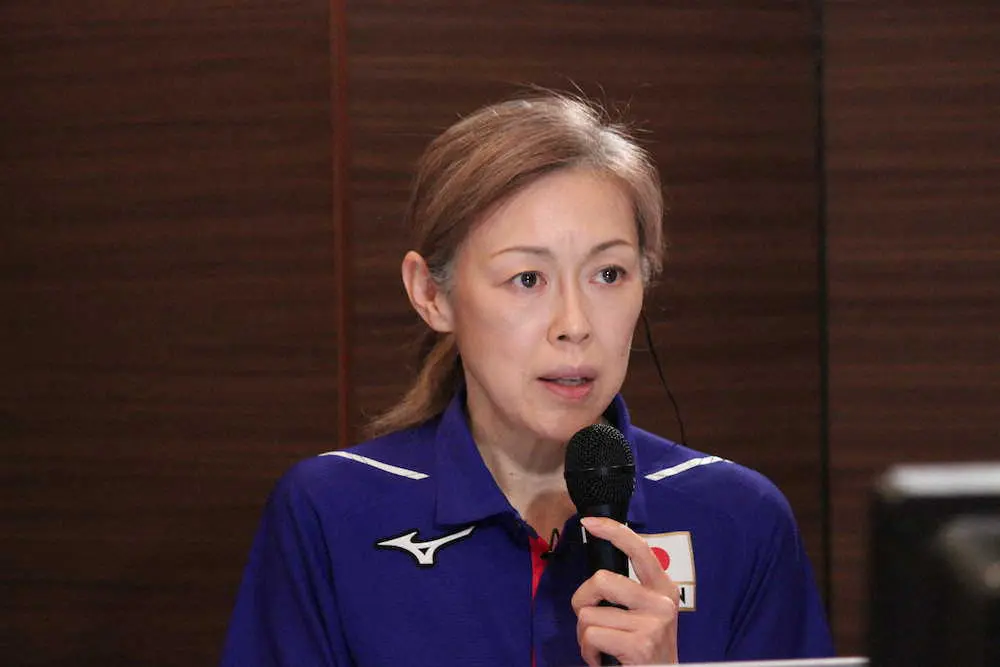 東京五輪に出場するバレーボール女子日本代表12人を発表した中田監督（C）JVA