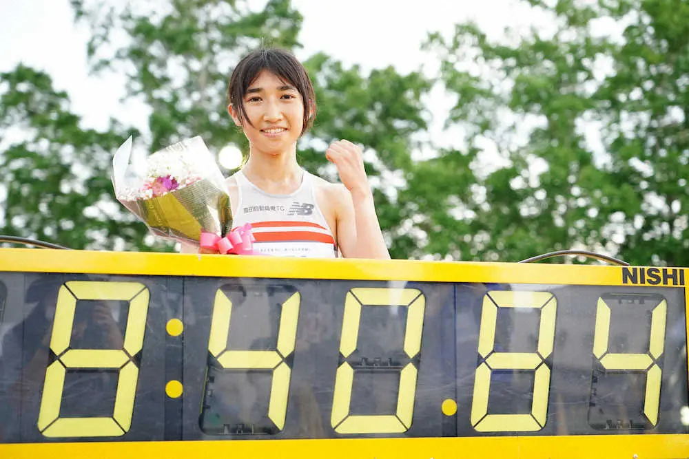 女子3000メートル、日本新記録で優勝し笑顔でポーズを決める田中希実（撮影・会津　智海）